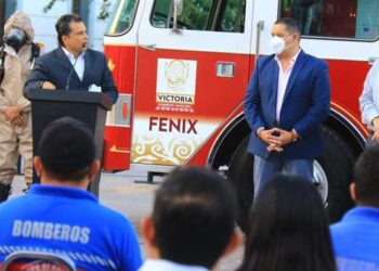 El equipo de bomberos esta muy satisfecho y contento por el nuevo equipo.