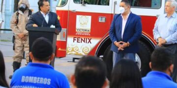 El equipo de bomberos esta muy satisfecho y contento por el nuevo equipo.