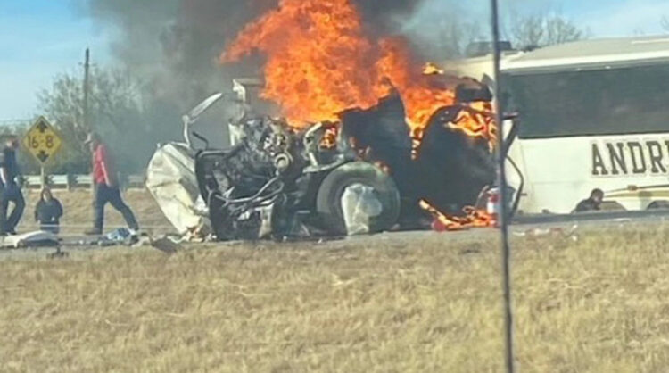 Identifican a fallecidos en choque de autobús escolar en Texas