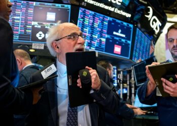 Se desploma el mercado EU pierde el Dow Jones más de 900 puntos por variante de covid Omicron.