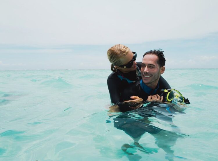 Exóticos lugares recorre Paris Hilton en su luna de miel con Carter Reum