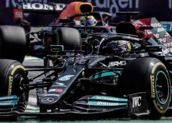 El británico Hamilton se impuso en Brasil; Checo rozó el podio