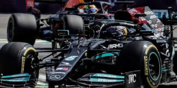 El británico Hamilton se impuso en Brasil; Checo rozó el podio