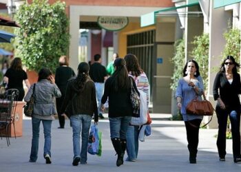 Dólar errático en frontera y menos compradores en tiendas de McAllen