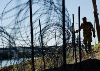 EE. UU. Busca evitar paso de migrantes bordeando Rio Bravo con púas.