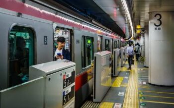 Persona disfrazada de Joker atacó a personas en el metro de Tokio