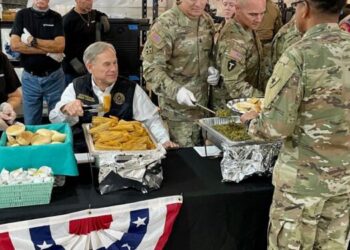 Abbott inspecciona seguridad en la frontera