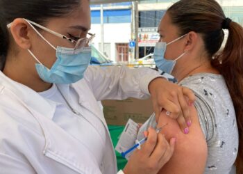 Rechazan 30% de migrantes vacuna anti covid CanSino