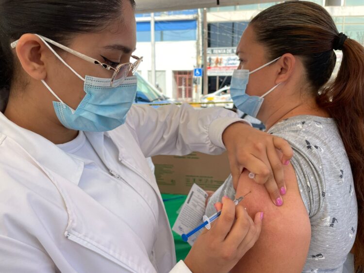 Rechazan 30% de migrantes vacuna anti covid CanSino