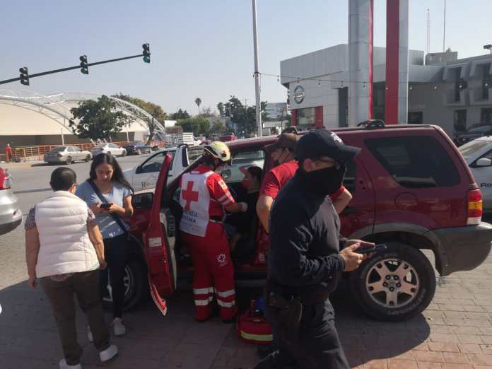 Policía lesiona a mujer en choque