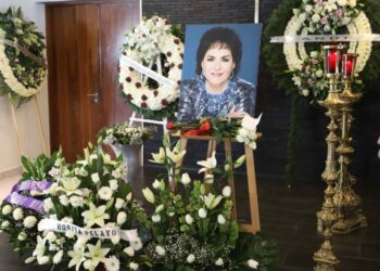 Entre lágrimas, familiares y amigos despiden a Carmen Salinas