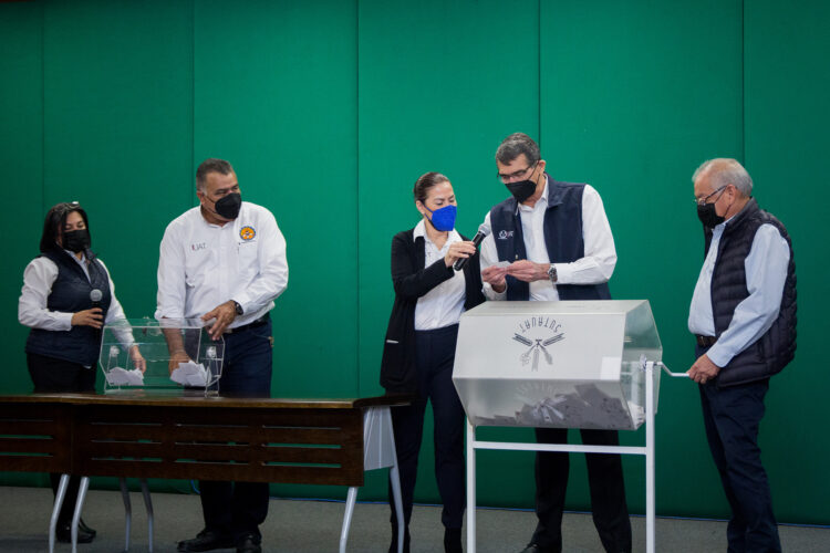 Preside Rector José Andrés Suárez tradicional sorteo navideño del SUTUAT