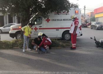 Auto lesiona a motociclista al chocar