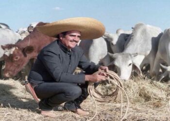 De ‘La ley del monte’ a ‘Acá entre nos’… 5 canciones emblemáticas para recordar a Vicente Fernández