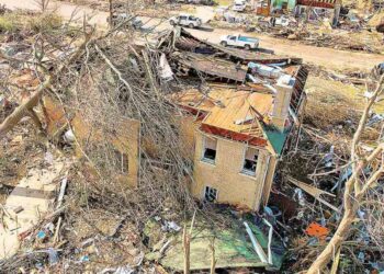 Tornados dejan decenas de muertos en seis estados de los EU