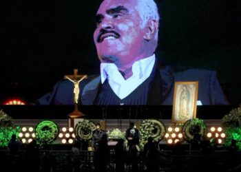 Con misa y mariachi despiden restos de Vicente Fernández