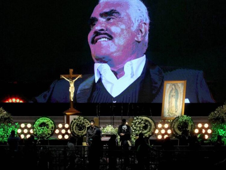 Con misa y mariachi despiden restos de Vicente Fernández