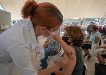 Aplican en Tamaulipas tercera dosis contra Covid-19 a 325 mil adultos mayores