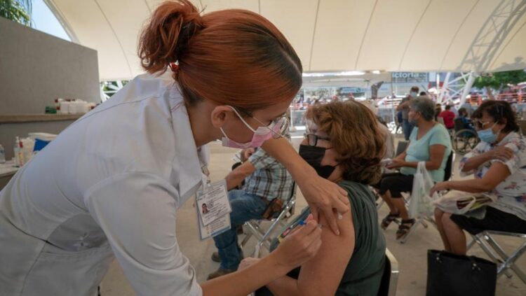 Aplican en Tamaulipas tercera dosis contra Covid-19 a 325 mil adultos mayores