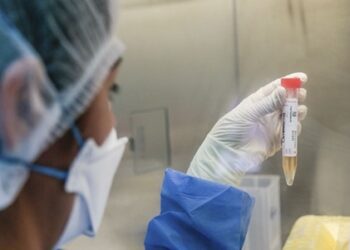 Ómicron se propaga “a un ritmo que no hemos visto con otra variante”, advierte la OMS