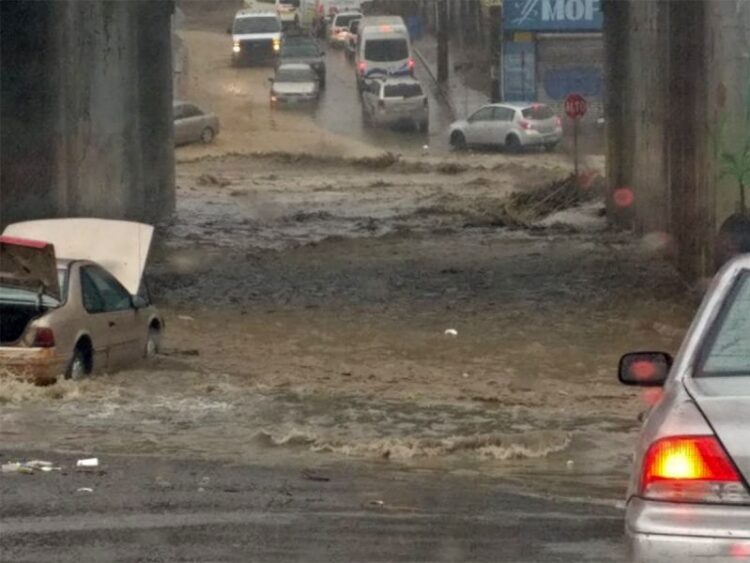 Tormenta invernal provoca inundaciones en BC; varias zonas se quedan sin luz
