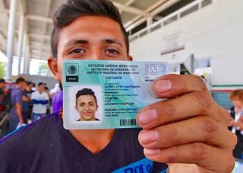 Entrega INM mil 574 tarjetas a integrantes de la caravana migrante que salió de Chiapas