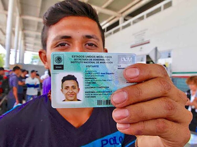 Entrega INM mil 574 tarjetas a integrantes de la caravana migrante que salió de Chiapas