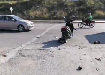 Choque entre una motocicleta y un automóvil.