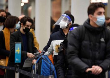 Oleada de contagios covid golpea Reino Unido; hay más de 93 mil en 24 horas