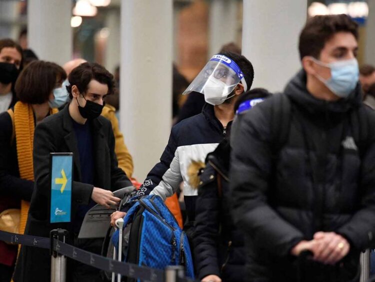 Oleada de contagios covid golpea Reino Unido; hay más de 93 mil en 24 horas