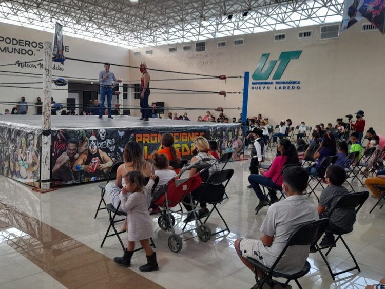 Ofrecen posada con lucha libre a niños en la UTNL