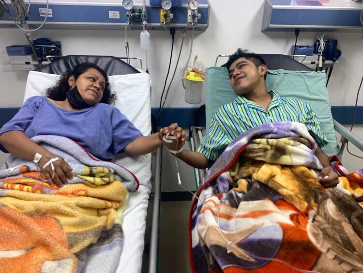 Trasplantan con éxito riñón de una madre a su hijo en Ciudad Victoria