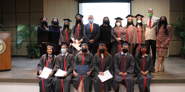 Realiza la Facultad de Derecho Victoria graduación de licenciaturas