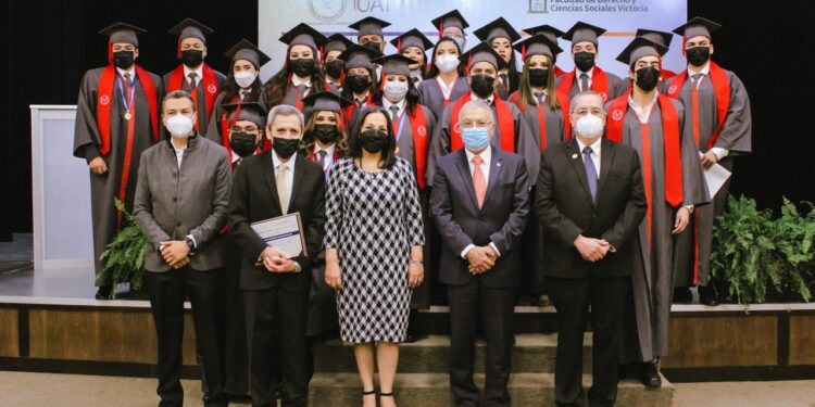 Realiza la Facultad de Derecho Victoria graduación de licenciaturas