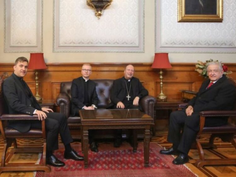 López Obrador se reúne con nuncio apostólico Franco Coppola