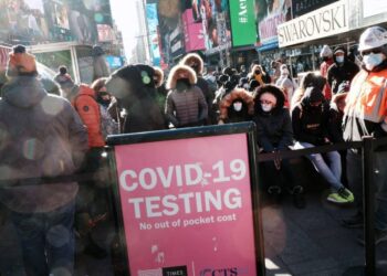 Variante Ómicron está infectando a personas vacunadas, alerta la OMS