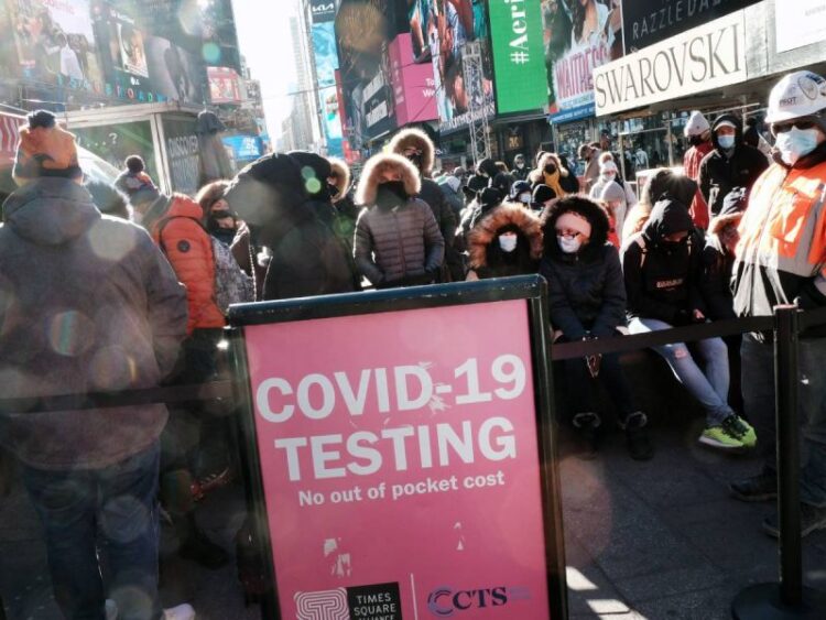 Variante Ómicron está infectando a personas vacunadas, alerta la OMS