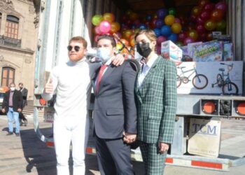 ‘Canelo’ Álvarez llega a Monterrey cargado de juguetes