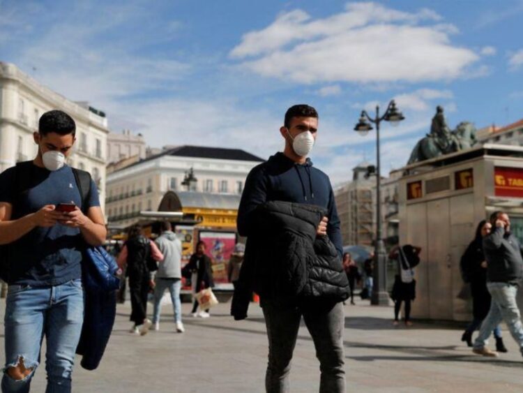 España bate récord de contagios de covid-19 en medio de sexta ola