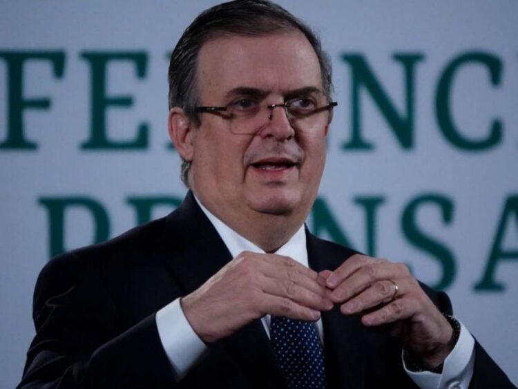 Ebrard exhibe a red de tráfico de migrantes; bandas obtienen 14 mil mdd, precisa