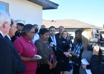 La familia del Marino caído David Lee Espinoza recibe una casa nueva