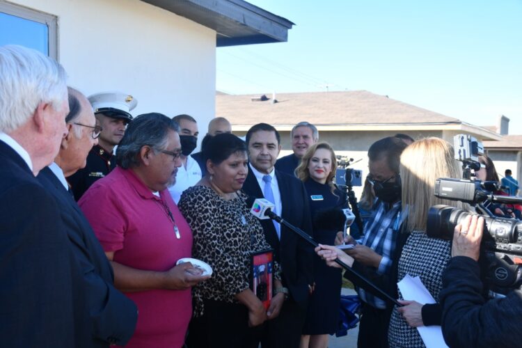 La familia del Marino caído David Lee Espinoza recibe una casa nueva