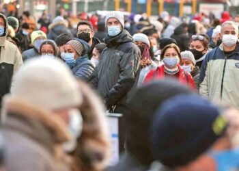 En pleno avance de ómicron, EU sufre escasez de pruebas covid