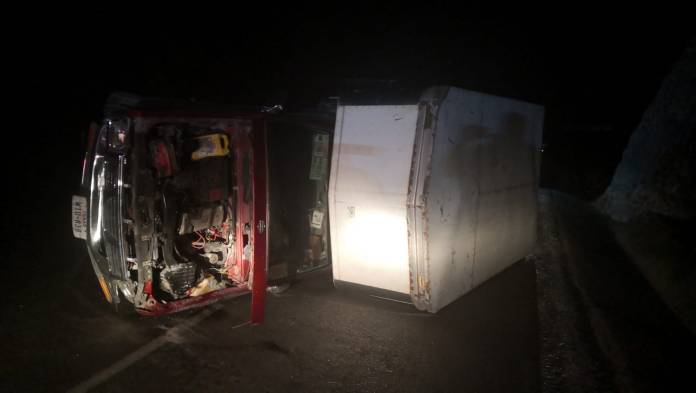 Vuelca camioneta en la carretera Victoria-Tula