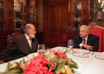 Slim pagó 28 mil mdp a México por venta de filial de América Móvil en EU: López Obrador