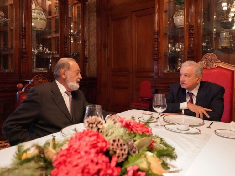 Slim pagó 28 mil mdp a México por venta de filial de América Móvil en EU: López Obrador