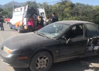 Chocan autos y de paso arrollan a mujer