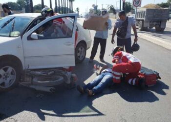 Cuatro lesionados en choque de moto y auto