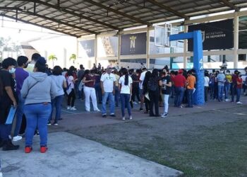 Atípico día de vacunación contra Covid en Tampico; abarrotado el Polideportivo