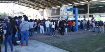 Atípico día de vacunación contra Covid en Tampico; abarrotado el Polideportivo